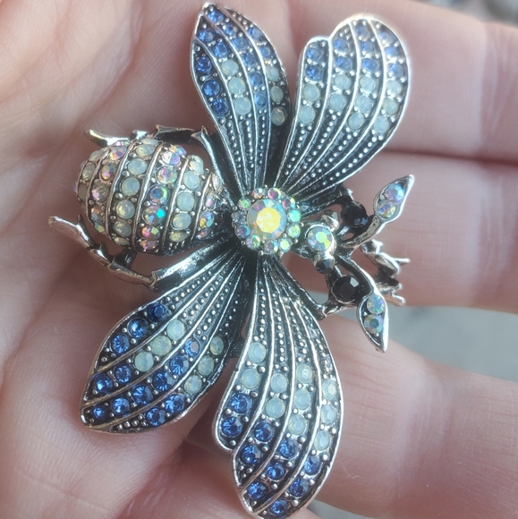 New Rhinestone Bee Brooch. - Picture 16 of 16